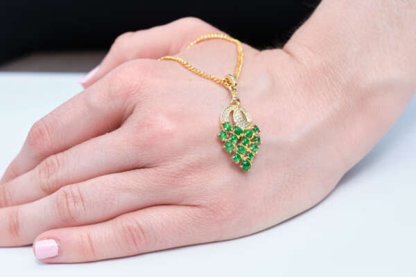 Dazzling peacock jadeite pendant - Image 5