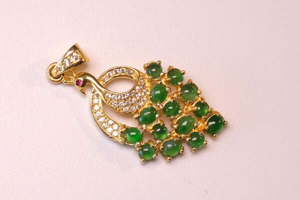 Dazzling peacock jadeite pendant - Image 4