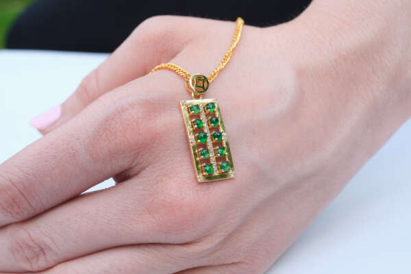 Elegant and rare Type-A Burmese jadeite pendant - Image 4